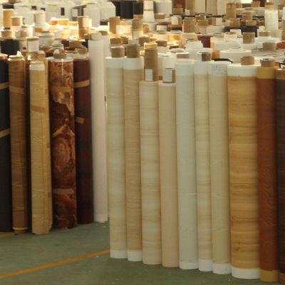 kwaliteit  Jiangsu non self adhesive bergli embossed wood grain design pvc interior decorative film roll for doors fabriek